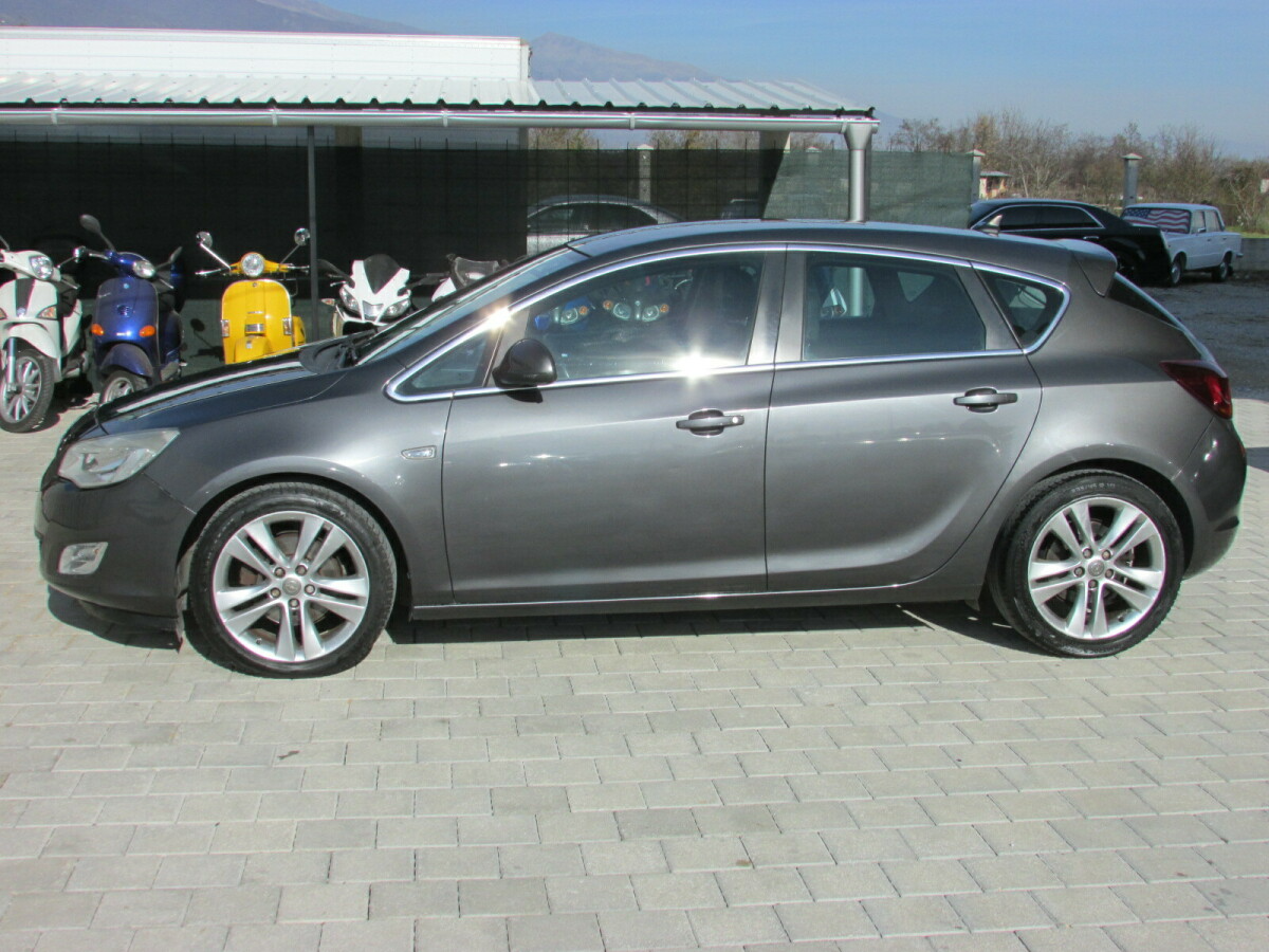 Opel Astra   - 2011