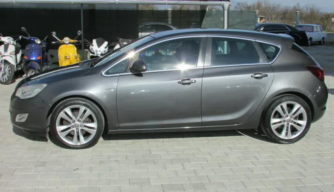 Opel Astra  - 2011