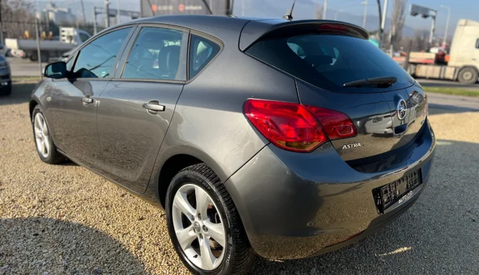 Opel Astra  - 2010